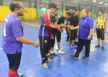 KHAIRUL HISHAM Omar tau Pok Sham (dua dari kanan) bertemu anak muda di Futsal Legend di Kampung Tiram di Kuantan, Pahang. - FOTO/SHAIKH AHMAD RAZIF