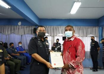 AZLI Mohd. Noor (kiri) menyampaikan surat penghargaan kepada Najid Abu sempena sambutan Hari Polis Ke-215, peringkat IPD Lipis di IPD Lipis di Lipis, Pahang. - IHSAN IPD LIPIS