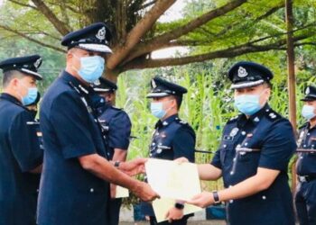 VIJAYA Rao Samachulu (kiri) menyerahkan surat penghargaan kepada salah seorang pegawai dari IPD Klang Utara dalam Perhimpunan Bulanan i Balai Polis Kapar di Klang, Selangor, hari ini.