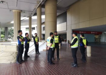 ANTARA anggota polis yang berkawal di WTC bagi memastikan keselamatan orang awam terjamin berikutan tular hebahan mengenai Himpunan Selamatkan UMNO #undurzahid.