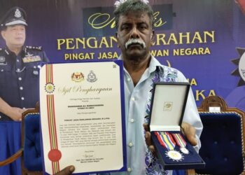 R. MANOHARAN menunjukkan sijil penghargaan dan pingat yang diterimanya pada Majlis Penganugerahan P.J.P.N Tanpa Istiadat Ibu Pejabat Kontinjen Melaka, Ayer Keroh, Melaka.