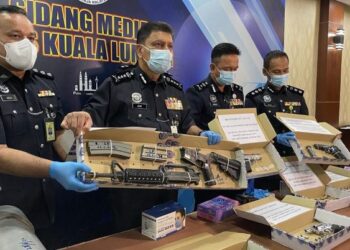 AZMI Abu Kassim menunjukkan sebahagian rampasan senjata termasuk selaras senapang Colt M4 selepas menahan saki baki ahli kumpulan Tiger dalam sidang akhbar di IPK Kuala Lumpur hari ini.