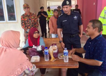 ROHAIMI Md. Isa (dua, kanan) menyantuni mangsa banjir di PPS Masjid Kampung Penarik, Setiu Terengganu, hari ini. - UTUSAN/TENGKU DANISH BAHRI TENGKU YUSOFF
