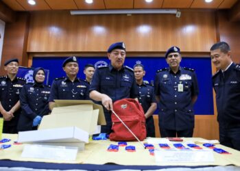 MUHAMAD Zaki Harun (tengah) menunjukkan pil kuda yang dirampas dalam serbuan di Kuala Krai semasa sidang akhbar di Ibu Pejabat Polis Kontinjen Kelantan, Kota Bharu, Kelantan hari ini. - UTUSAN/KAMARUL BISMI KAMARULZAMAN