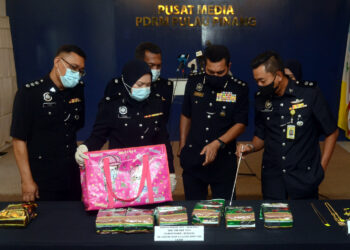 MOHD. SHUKHAIRY Abd. Sabhe (tiga kiri), menunjukkan satu daripada enam bungkusan syabu dengan anggaran berat 6.2 kilogram bernilai RM223,596 yang dipek di dalam bungkusan plastik teh herba Cina dalam sidang akhbar di IPK Pulau Pinang, hari ini. - UTUSAN/IQBAL HAMDAN