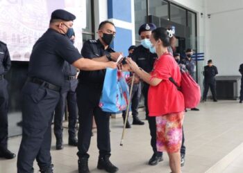 Mohamad Zainal (tengah) menyampaikan sumbangan kepada salah seorang penerima di IPD Dang Wangi di sini hari ini.