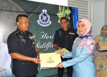 KAMARUL Zaman Mamat menyampaikan sijil penghargaan sempena Sambutan Hari Raya Aidilfitri JSPT Johor di Johor Bahru, di sini. -UTUSAN/RAJA JAAFAR ALI