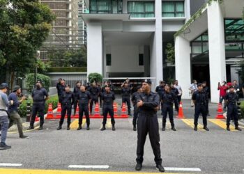 KEDUTAAN Sweden dikawal ketat oleh anggota polis susulan demonstrasi solidariti petang ini. - FOTO/SIDDIEQIIN ZON