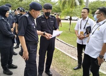 MUHAMAD Zaki Harun (kiri) semasa meninjau pusat mengundi di MRSM Tumpat, Kelantan hari ini.UTUSAN/ROHANA ISMAIL