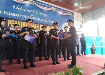 MUHAMAD Zaki Harun (depan, dua kiri) menyampaikan sijil penghargaan kepada salah seorang pegawai di IPK Kelantan, Kota Bharu, Kelantan hari ini-UTUSAN/ROHANA MOHD.NAWI