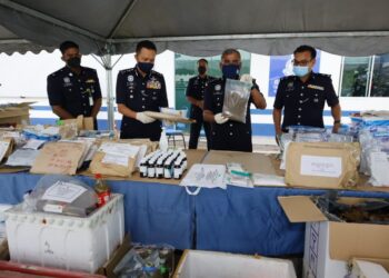 RAMLI Mohamed Yoosuf (dua, kanan) menunjukkan barang kes terdiri daripada 14 jenis dadah dari Jabatan Siasatan Jenayah Narkotik yang akan dilupuskan di Ibu Pejabat Polis Kontinjen (IPK) Pahang di Kuantan, Pahang. - UTUSAN/ DIANA SURYA ABD WAHAB