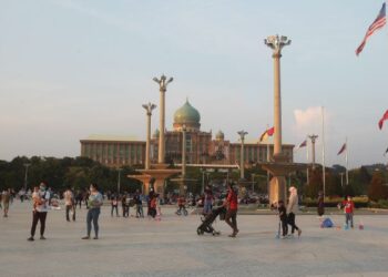 ORANG ramai beriadah bersama keluarga di Dataran Putra, Putrajaya selepas kebenaran rentas daerah di Selangor, Kuala Lumpur dan Putrajaya yang beralih kepada Fasa 2 PPN. - FOTO/FAISOL MUSTAFA
