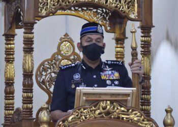 MIOR Faridalathrash Wahid  membaca khutbah Jumaat pada program HPP Solat Jumaat Polis Perak di Masjid Jame' Al-Marbawi, Lubuk Merbau di Padang Rengas hari ini. - UTUSAN/ZULFACHRI ZULKIFLI