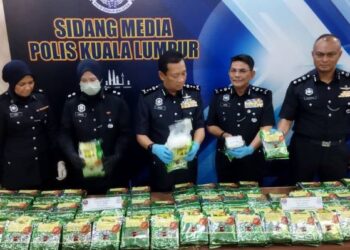 YAHAYA Othman (tengah) menunjukkan dadah bernilai RM4.5 juta yang dirampas pada sidang akhbar di Ibu pejabat Polis Kontinjen (IPK) Kuala Lumpur, hari ini.