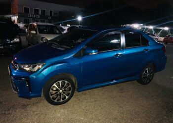 KENDERAAN jenis Perodua Bezza berwarna biru yang digunakan tiga lelaki untuk melakukan peras ugut dan merompak dengan menyamar sebagai anggota polis di Kepala Batas, Pulau Pinang.