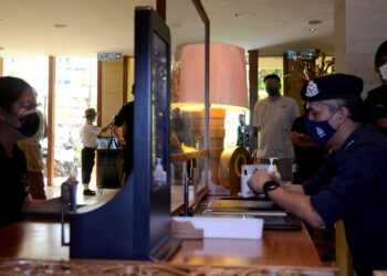 MOHD. SHUHAILY Mohd. Zain ketika meninjau pematuhan SOP bagi mencegah penularan Covid-19 di Shangri-La's Rasa Sayang Resort & Spa, Pulau Pinang hari ini.