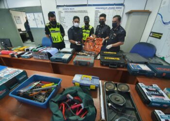 BAHARUDIN Abdullah (dua dari kiri) menunjukkan antara alatan pertukangan yang dirampas di IPD Dungun, Terengganu, hari ini.