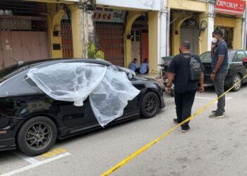 SEORANG anggota polis ditemukan mati dalam sebuah kenderaan dengan kesan tembakan di leher di lot parkir pekan Muar, Johor.