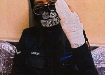 ANGGOTA polis wanita yang cedera menunjukkan keadaan tangan kirinya yang berbalut selepas mendapatkan rawatan di Hospital Melaka, Melaka. - UTUSAN/DIYANATUL ATIQAH ZAKARYA