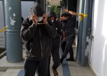 DUA  anggota polis yang dituduh menyeludup seramai 27 PATI dibawa ke Mahkamah Sesyen Sungai Petani beberapa bulan lalu.