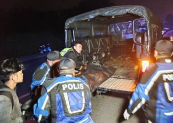 MAYAT mangsa dibawa ke Jabatan Forensik Hospital Tuanku Ja'afar (HTJ) Seremban untuk proses bedah siasat.