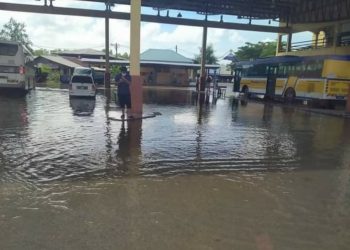 FENOMENA air pasang berlaku di sekitar perairan Pontian, Johor menyebabkan air melimpah sekitar Terminal Pengangkutan Awam Benut.
