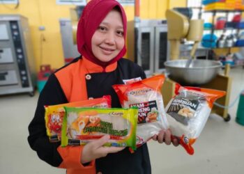 PENGUSAHA Rozeriya Enterprise, Zariah Ibrahim, menghasilkan pelbagai jenis popiah sejuk beku yang enak untuk dinikmati.