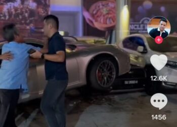 TANGKAP Layar rakaman video tular di aplikasi TikTok memaparkan pemandu kereta mewah itu hampir dibelasah pemilik kereta yang dirempuhnya.