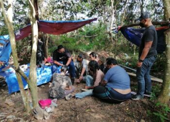 ANGGOTA Bahagian Siasatan Jenayah Narkotik IPD Lipis menahan penagih dadah dalam serbuan di sebuah 'port' sempena Ops Tapis di Lipis, Pahang. - FOTO/IHSAN IPD LIPIS