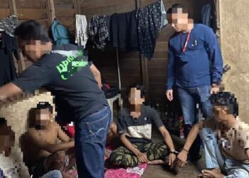 SEBAHAGIAN suspek lelaki warga asing ditahan polis berikutan kes penyalahgunaan dadah di sebuah kebun di Bentong, Pahang. - FOTO/IHSAN IPD BENTONG