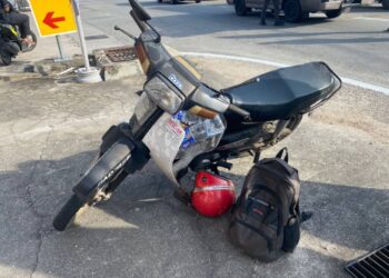 MOTOSIKAL EX5 yang ditunggang posmen yang  maut selepas dilanggar dari belakang sebuah lori  di Jalan Masjid Tanah, pagi ini.