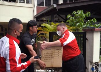 CHARLES Brewer menerusi video dimuat naik Pos Malaysia yang memaparkan dirinya turun padang menyantuni pelanggan Pos Laju di Kuala Lumpur. – IHSAN POS MALAYSIA