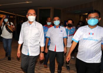 ANWAR Ibrahim diiringi Akmal Nasrullah Mohd. Nasir (kanan) hadir pada majlis Perasmian Pelancaran Jentera AMK di Hotel Double Tree by Hilton, Johor Bahru. - UTUSAN/RAJA JAAFAR ALI