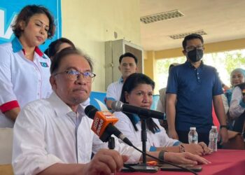 ANWAR Ibrahim dalam sidang akhbar selepas menghadiri Himpunan Wanita Keadilan di Bandar Cassia, Batu Kawan, Pulau Pinang, hari ini.