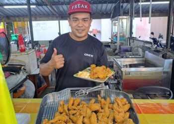 WALAUPUN menjual ayam goreng pada harga RM1 seketul, Fadzil Nusi berpuas hati apabila kira-kira 100 ketul ayam gorengnya laris hampir setiap hari di Bayan Lepas, Pulau Pinang.