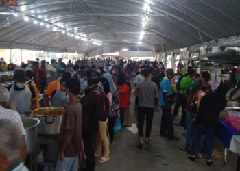 SUASANA bazar Ramadan di Kampung Melayu, Ayer Itam, Pulau Pinang pada hari pertama operasi perniagaan itu yang menimbulkan rasa tidak puas hati dan kebimbangan orang ramai kerana ketidakpatuhan pengunjung terhadap SOP Covid-19.
