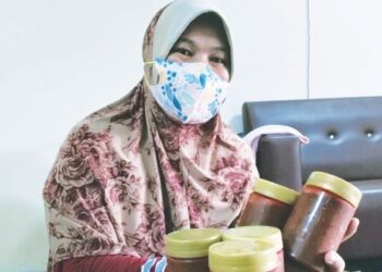 ROBIAH Rosni menunjukkan pes sambal yang dihasilkannya untuk dijual bagi menampung kos rawatan kansernya ketika ditemui di kediamannya di Bertam Perdana, Kepala Batas, Pulau Pinang.