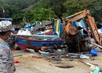 ANTARA bot nelayan tempatan disita Maritim Malaysia Pulau Pinang yang dilupuskan di tempat tahanan vesel Limbongan Batu Maung, Pulau Pinang.
