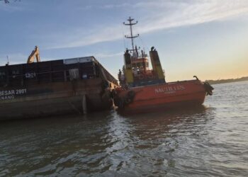 MARITIM Malaysia Pulau Pinang menahan sebuah bot tunda Nautillus dan 'barge' atau tongkang Singa Besar yang disyaki berlabuh tanpa kebenaran pada jarak 0.5 batu nautika barat Penaga awal pagi semalam.