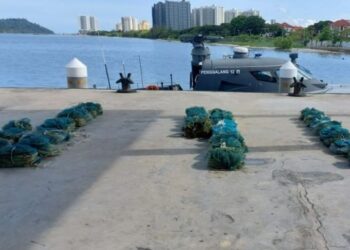 SEBANYAK 40 set bubu naga dirampas Maritim Malaysia di tiga lokasi berbeza di kedudukan kira-kira 1.4 batu nautika barat perairan Pulau Burung, Pulau Pinang antara pukul 2.40 hingga 3 petang semalam.