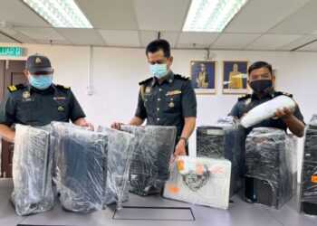 PPDNHEP Cawangan Timur Laut, Pulau Pinang menyerbu tiga syarikat kerana disyaki menggunakan perisian cetak rompak bagi menjalankan perniagaan.