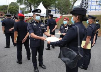 MOHD. Shuhaily Mohd. Zain (kiri) ketika menghadiri perhimpunan bulanan dan lafaz ikrar bagi bulan Januari 2022 peringkat Kontinjen Pulau Pinang di Padang Tembak, Georgetown, hari ini.