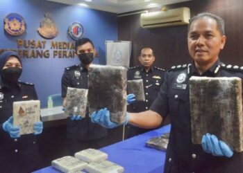 MOHD. Radzi Ahmad menunjukkan dadah yang dirampas daripada satu sindiket yang berjaya ditumpaskan polis dalam sidang akhbar di IPD SPU, Butterworth, Pulau Pinang, hari ini.