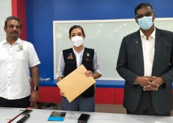 SYERLEENA Abdul Rashid (tengah) bersama RSN Rayer dan Ramkarpal Singh dalam sidang akhbar di Ibu Pejabat DAP Pulau Pinang, Georgetown, Pulau Pinang mengenai laporan SPRM terhadap Abdul Hadi Awang.
