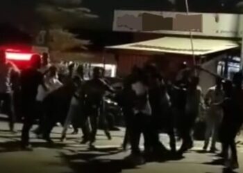 TANGKAP layar daripada salah satu rakaman video kejadian pergaduhan berhampiran sebuah restoran nasi kandar dan pusat mencuci kereta di Chai Leng Park, Perai, Pulau Pinang yang tular di dalam media sosial sejak pagi ini.