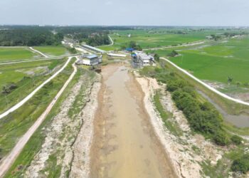 PARAS air Sungai Muda di Pulau Pinang menurun dengan mendadak ekoran berlaku kerosakan pintu kawalan air Sungai Muda sekali gus boleh menyebabkan gangguan bekalan air di beberapa kawasan di negeri itu dan Kedah bermula semalam.