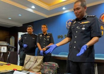 MOHD. Radzi Ahmad menunjukkan antara barangan yang dirampas daripada kumpulan 'Geng Pendang' yang aktif melakukan jenayah pecah rumah dalam sidang akhbar di Butterworth, Pulau Pinang, hari ini.