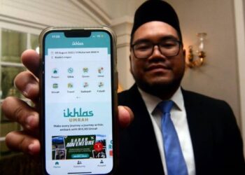IKHLAS Kamarudin menunjukkan platform aplikasi online IKHLAS dalam sidang akhbar mengenai aplikasi itu di George Town, Pulau Pinang semalam. - FOTO/IQBAL HAMDAN