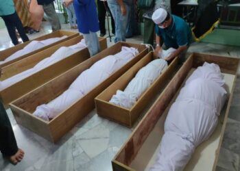 JENAZAH lima sekeluarga yang maut dalam nahas berhampiran Hentian Titiwangsa di JRTB Gerik-Jeli petang semalam selamat dikebumikan di Masjid Jamek Haji Abdul Rashid, Pulau Pinang pukul 2.50 petang tadi.