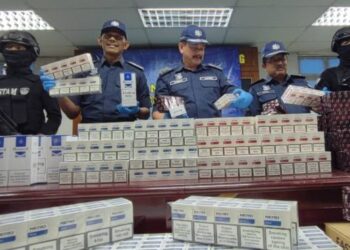 HAMISAN Kalip (tengah) menunjukkan rokok seludup yang dirampas dalam sebuah kontena di Pelabuhan Barat, Pelabuhan Klang, Selangor dalam sidang akhbar di Kompleks Pencegahan Negeri JKDM, Butterworth, Pulau Pinang, hari ini. - FOTO/IQBAL HAMDAN